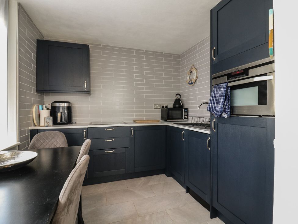 A kitchen with cabinets and appliances at 38 St Margarets in St Margaret's At Cliffe