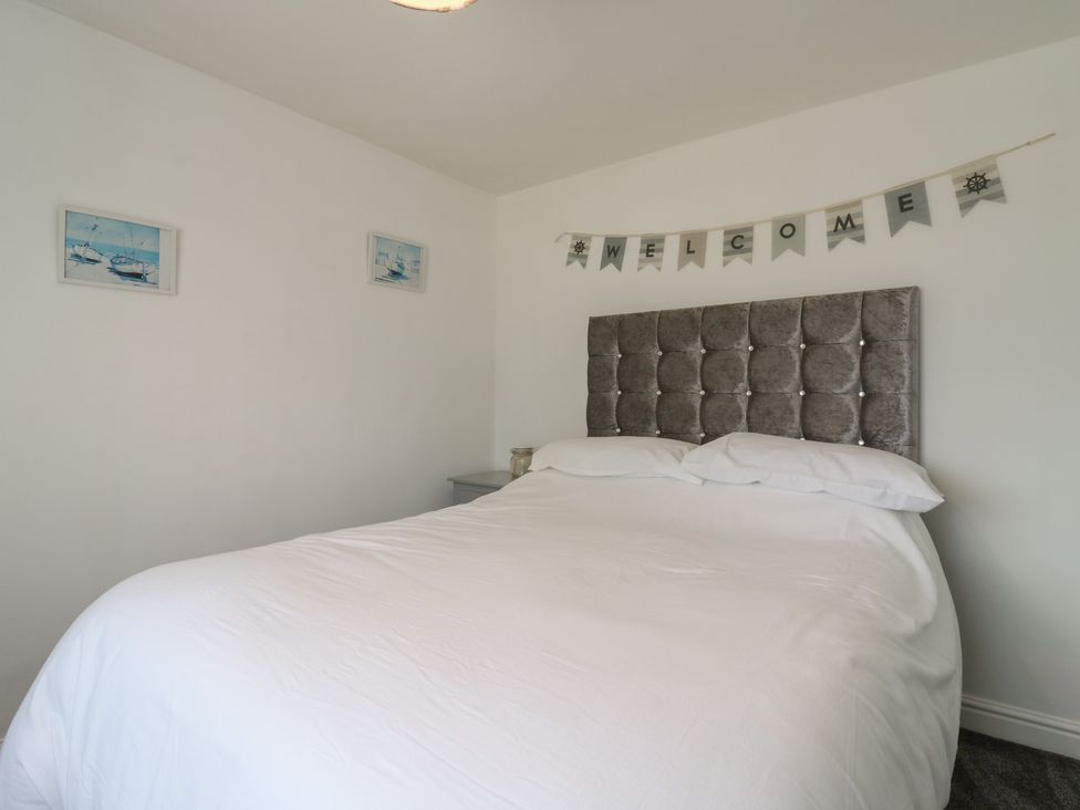 A bedroom with a bed and wall decorations at 38 St Margarets in St Margaret's At Cliffe