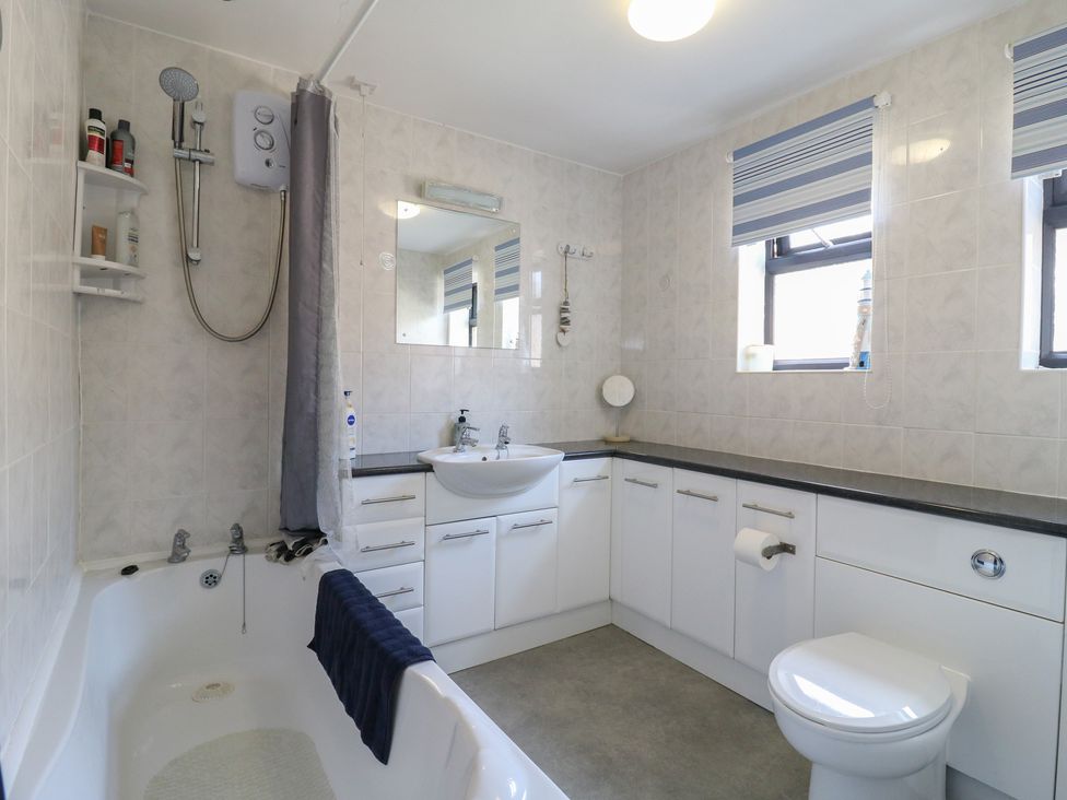 A bathroom with a shower, bath tub, sink, and toilet at 38 St Margarets in St Margaret's At Cliffe