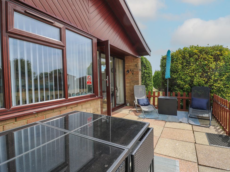 An outdoor area with seating and a table at 38 St Margarets in St Margaret's At Cliffe