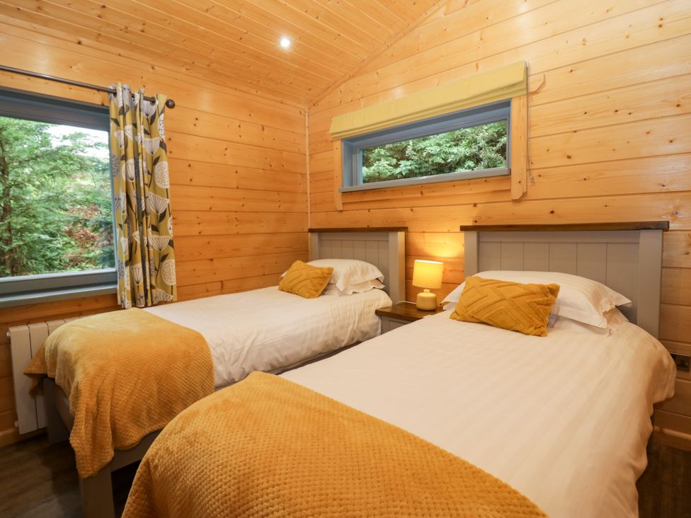 A bedroom with two single beds at Oak Lodge Pennington near Ulverston