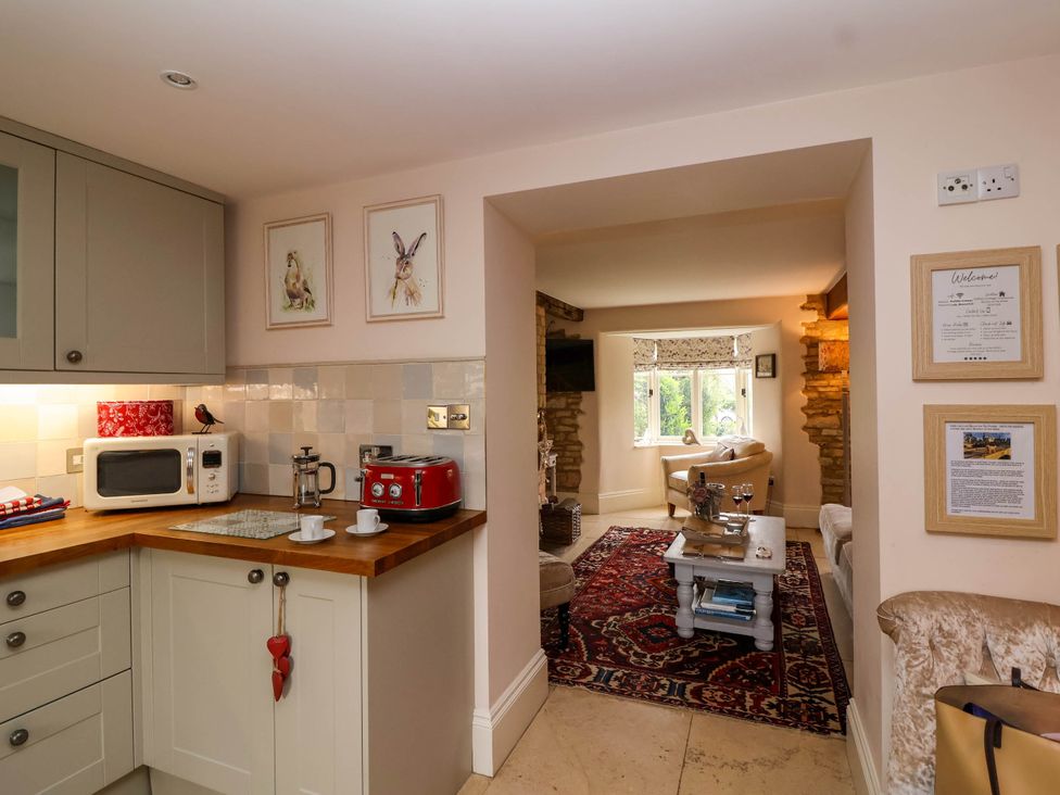 A kitchen with cabinetry and appliances at Puffitts Cottage in Bourton-on-the-Water