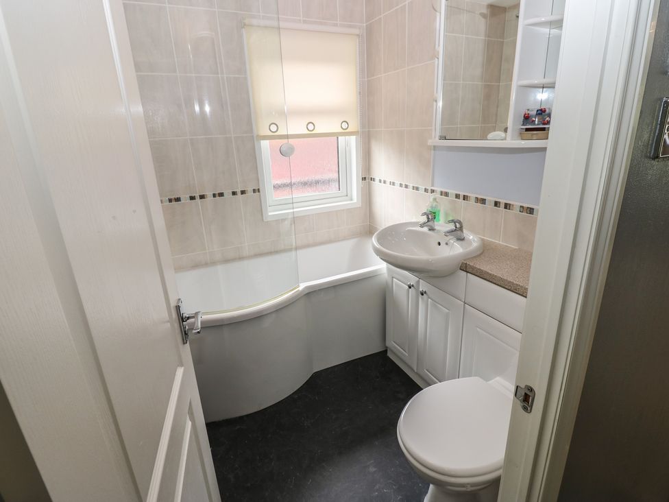 A bathroom with a bath tub, sink, and toilet at 16 Badgers Retreat in Richmond