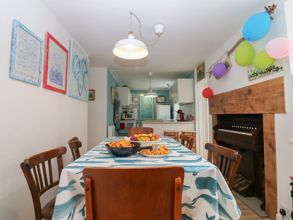 A dining room with a table and chairs at Dookers Hoose Cullen