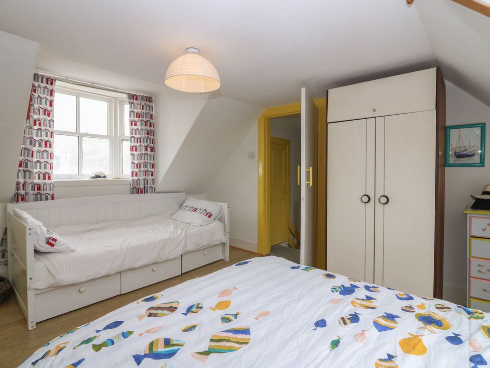 A bedroom with a daybed and wardrobe at Dookers Hoose in Cullen