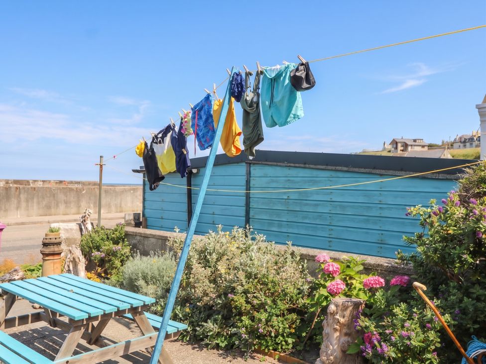 Clothes hanging on a line in an outdoor area at Dookers Hoose in Cullen