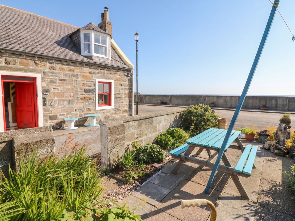 An outdoor area with a picnic table and plants at Dookers Hoose Cullen