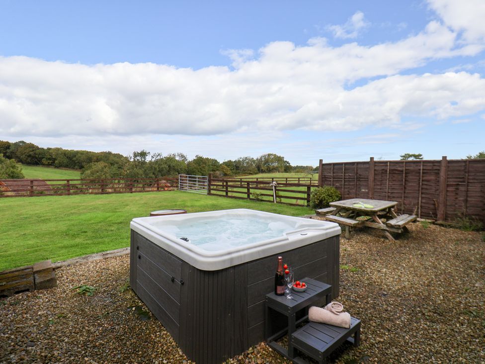 A hot tub and picnic table at Hayloft in Staintondale
