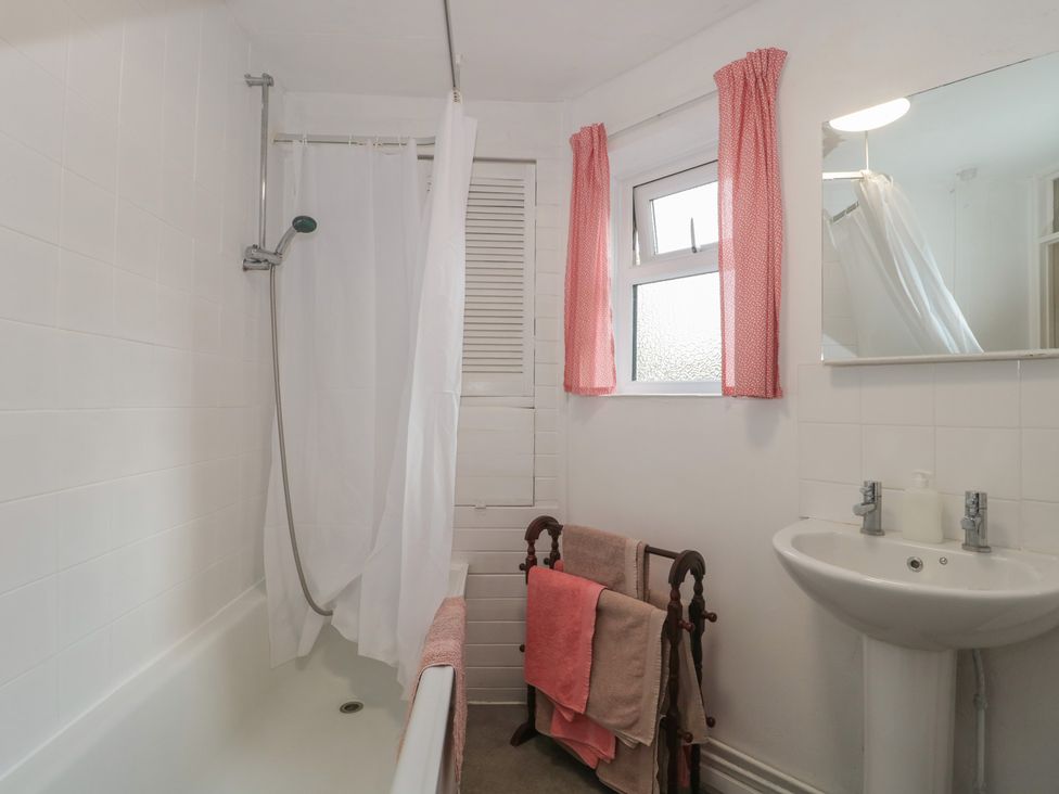 A bathroom with a bathtub and sink at 1 Westcroft Cottage King's Stanley