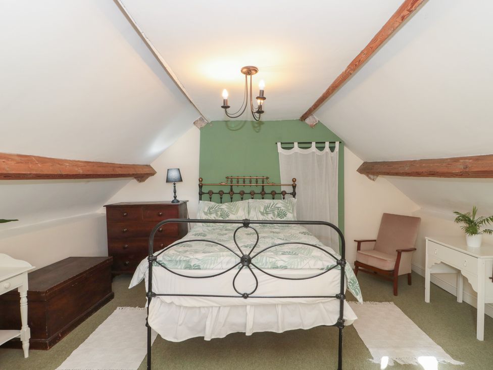 A bedroom with a bed and furniture at 1 Westcroft Cottage in King's Stanley