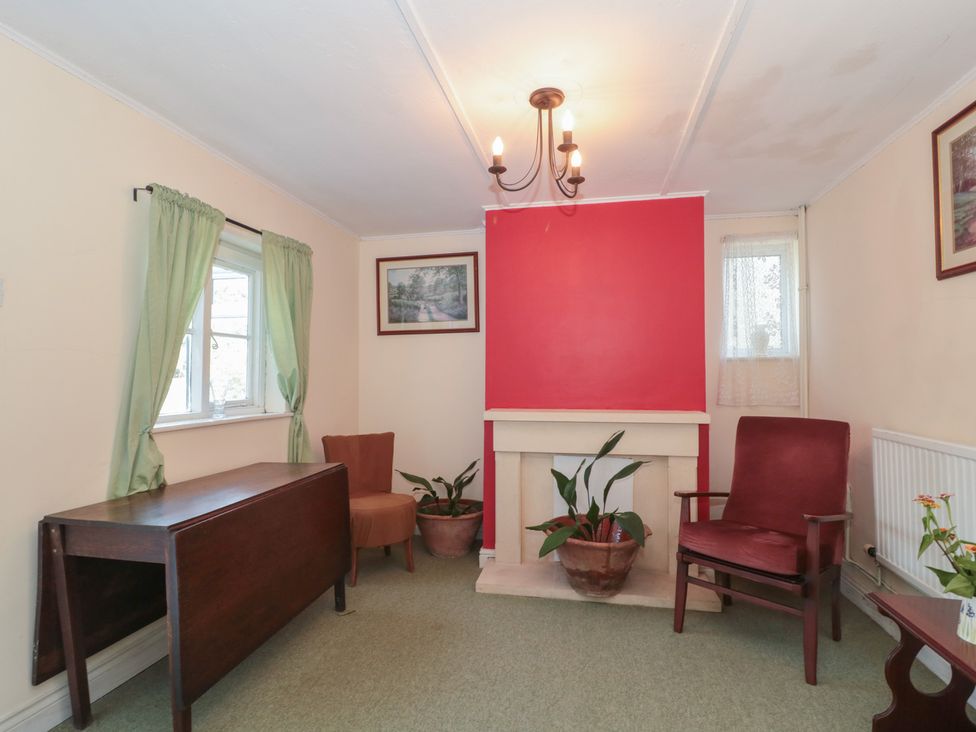 A living room with a table and chairs at 1 Westcroft Cottage in King's Stanley