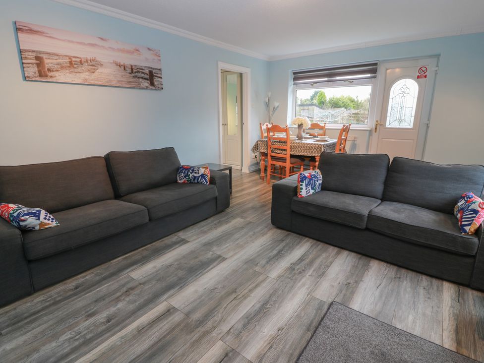 A living room with sofas and a dining area at Mardan in Southerness
