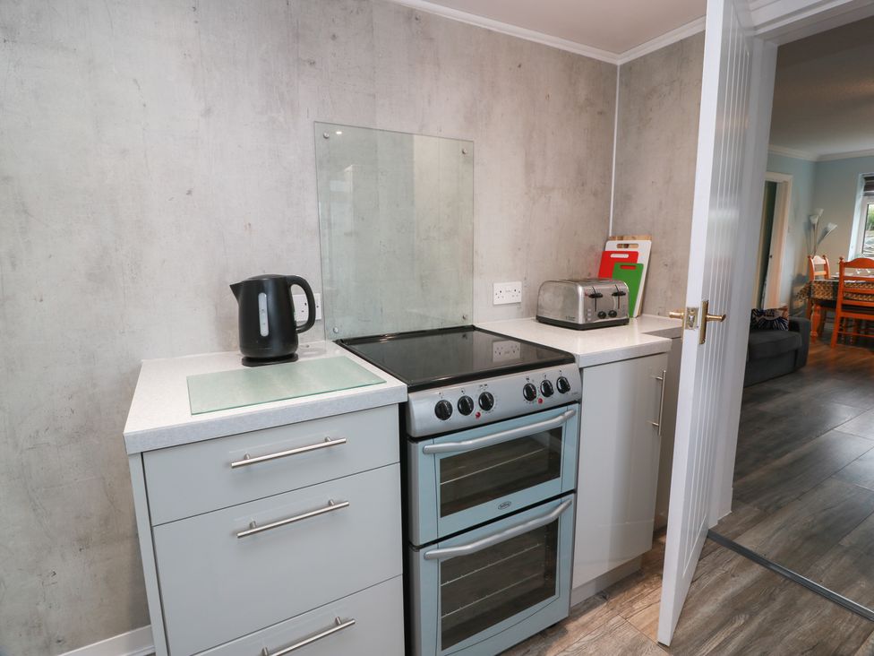 A kitchen with kettle, oven, and toaster at Mardan Southerness
