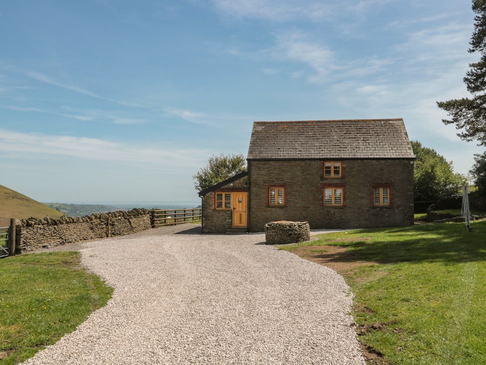 A house with a gravel driveway at Penrhiwarwydd Barn, Pontywaun