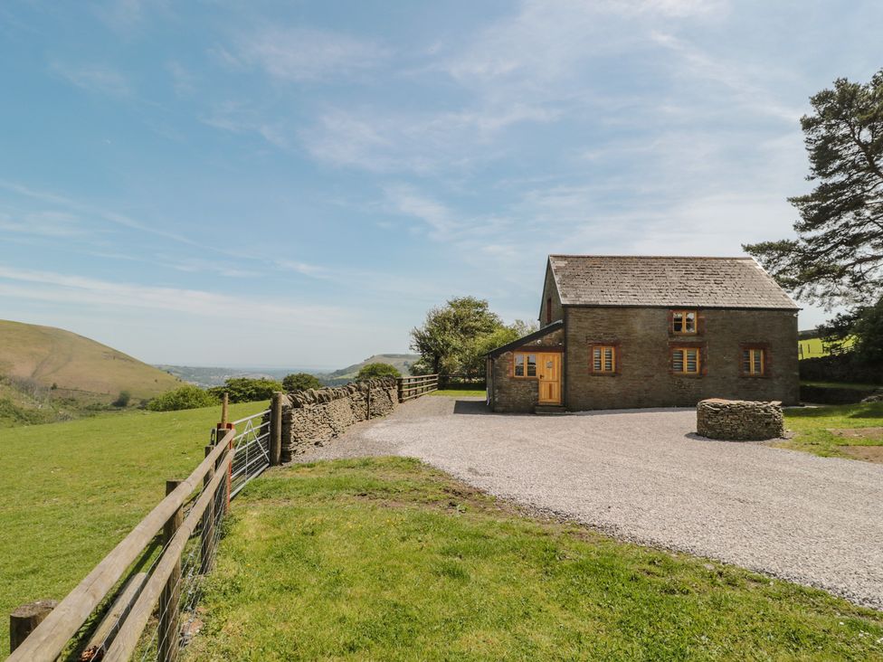 A house with a gravel driveway at Penrhiwarwydd Barn in Pontywaun