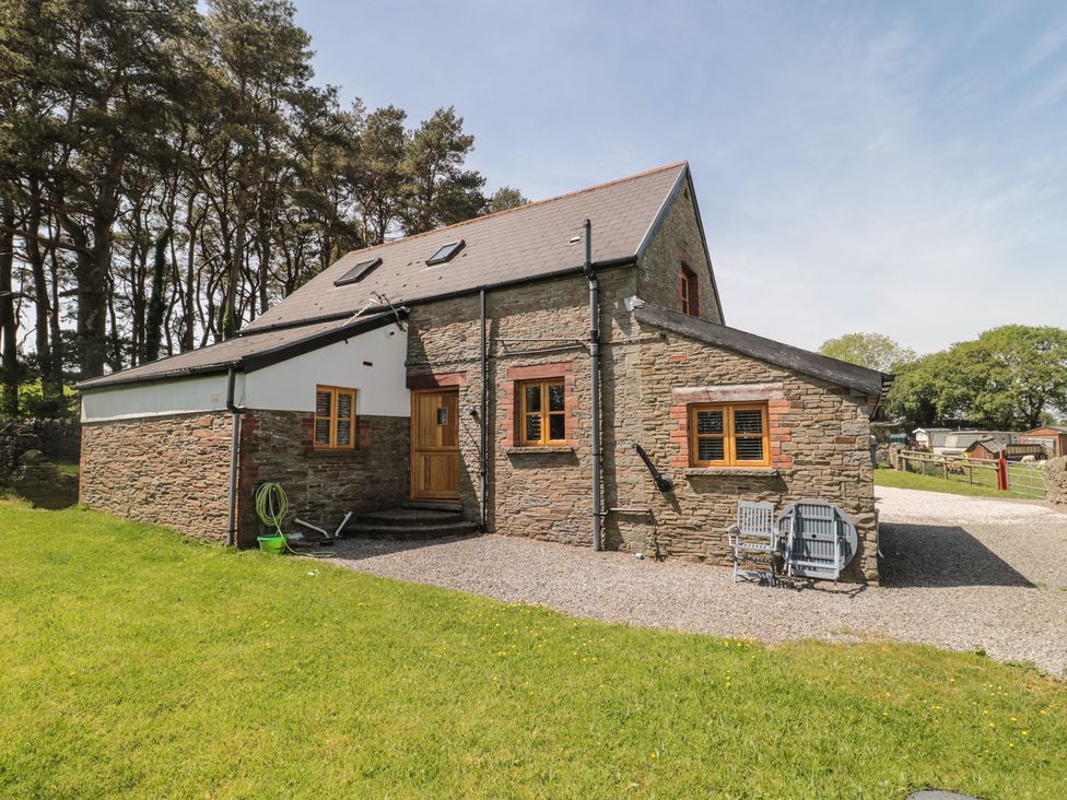 A house exterior with a garden at Penrhiwarwydd Barn Pontywaun