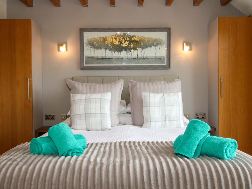 A bedroom with a bed and towels at Meeson View in Meeson near Waters Upton