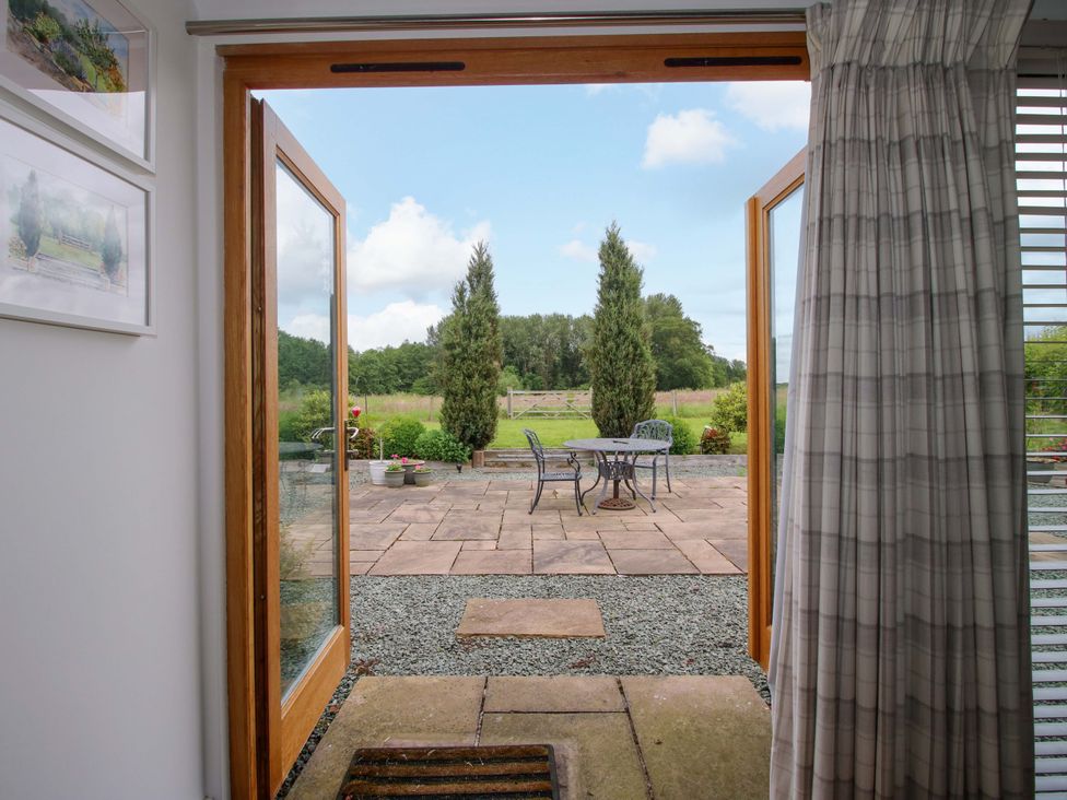 A patio view with table and chairs at Meeson View in Meeson near Waters Upton