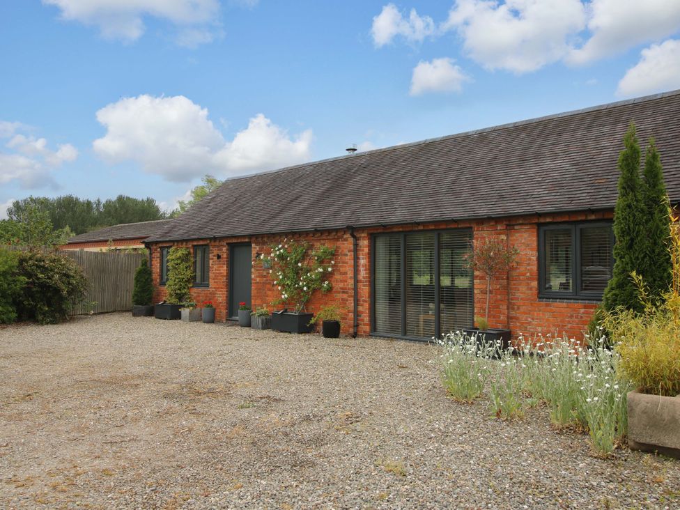 An outdoor area with a brick exterior and gravel driveway at Meeson View in Meeson near Waters Upton