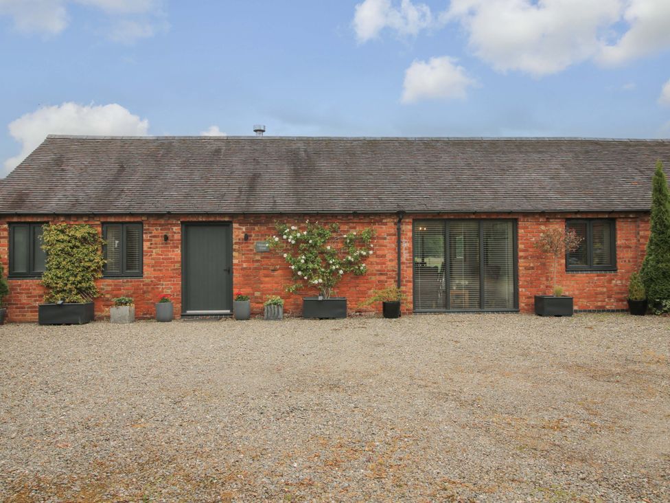 A house with a gravel driveway at Meeson View in Meeson near Waters Upton