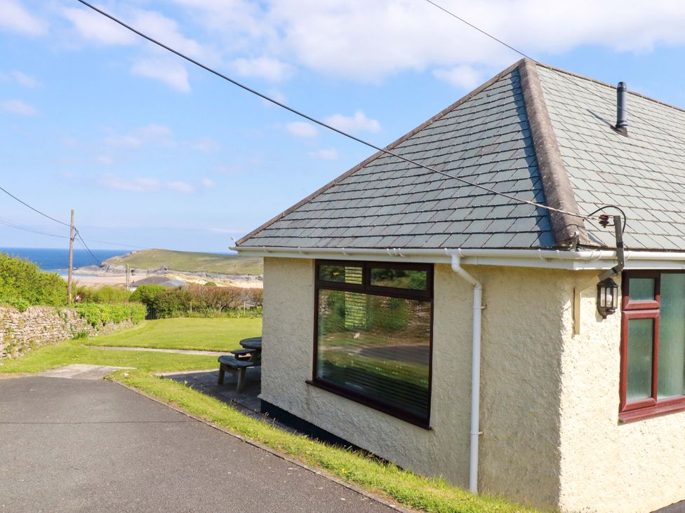 A house with a garden and driveway at Pentreath in Crantock