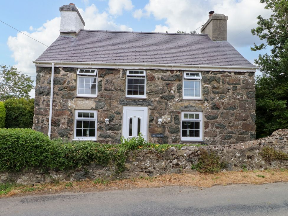 A house with stone walls and windows at Tan Y Goeden in Morfa Nefyn