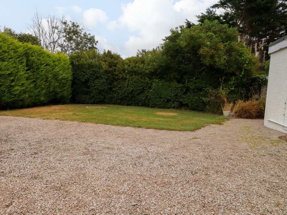 A garden with grass and gravel path at Tan Y Goeden in Morfa Nefyn