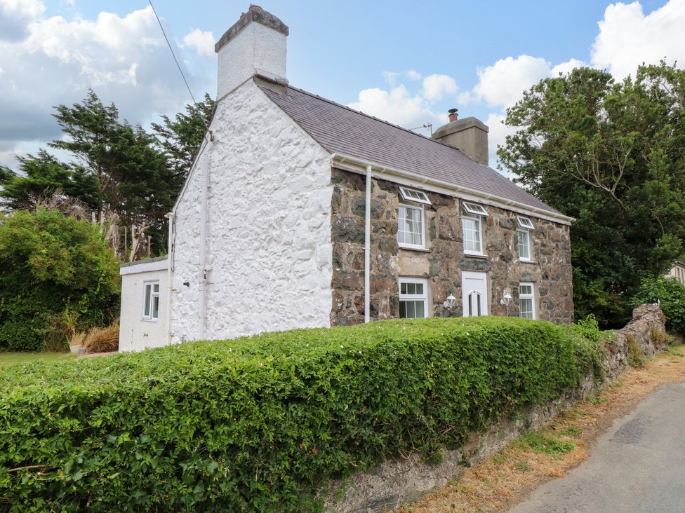A house with a hedged front yard at Tan Y Goeden in Morfa Nefyn