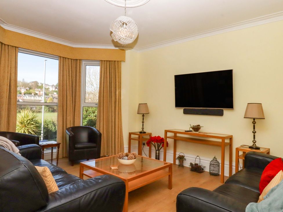 A living room with a television and seating area at Avenue Park Villa in Torquay