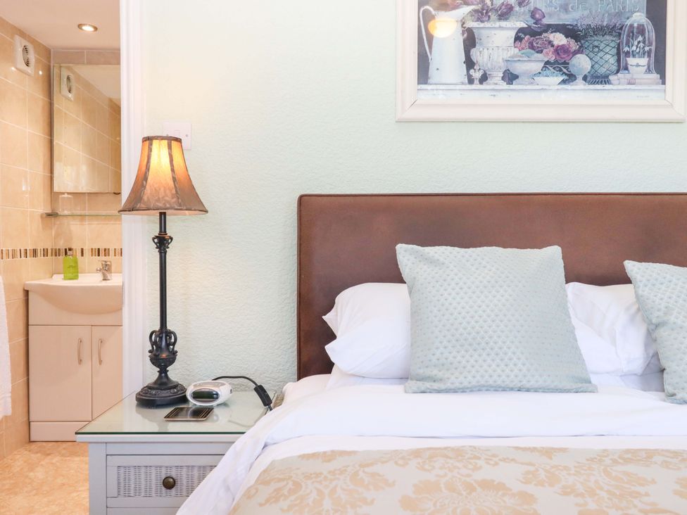 A bedroom with a bed and lamp at Avenue Park Villa in Torquay