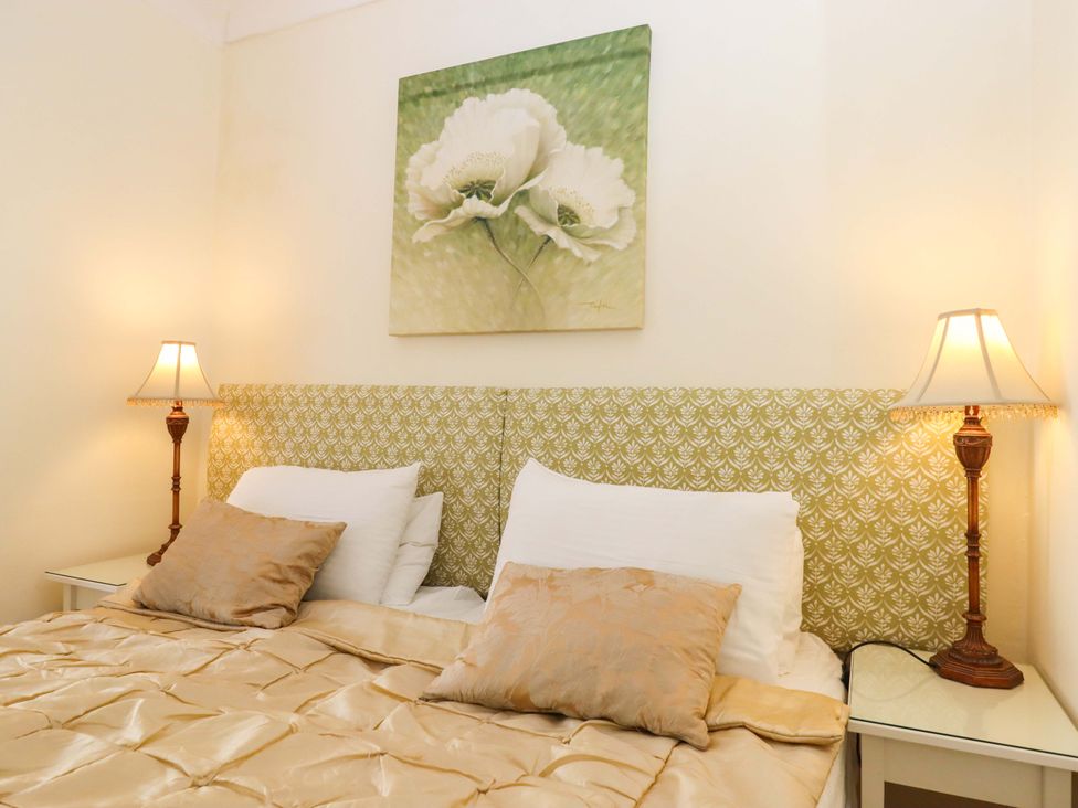 A bedroom with a bed and lamps at Avenue Park Villa in Torquay