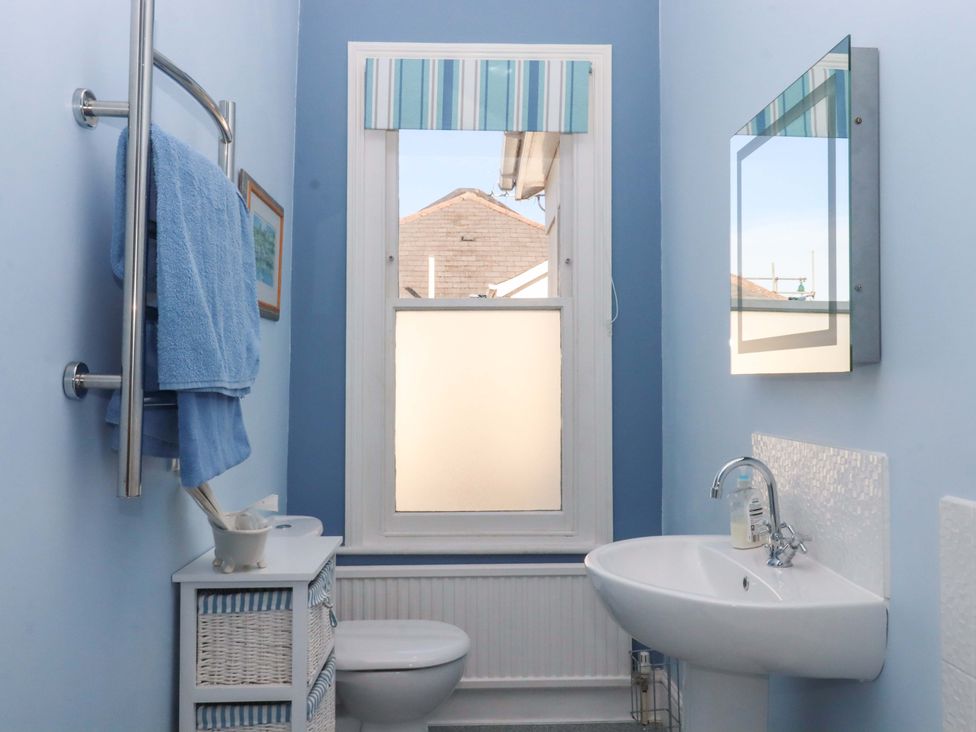 A bathroom with a sink and toilet at Avenue Park Villa in Torquay