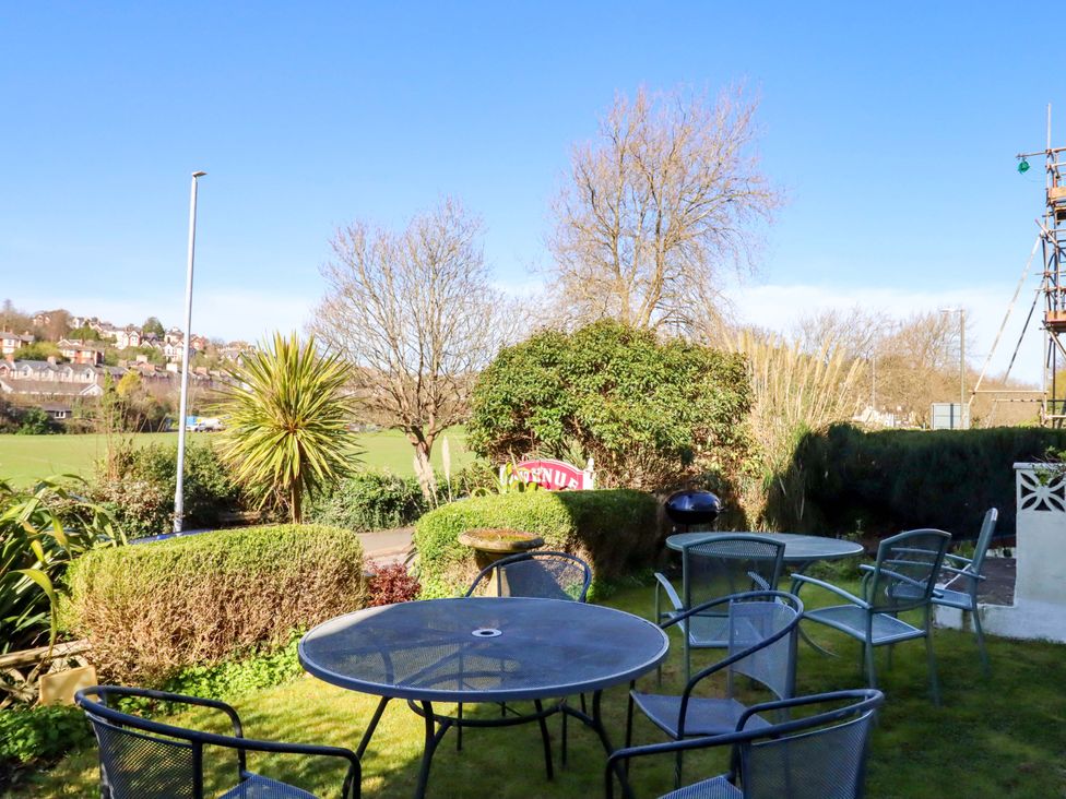 A garden with table and chairs at Avenue Park Villa in Torquay