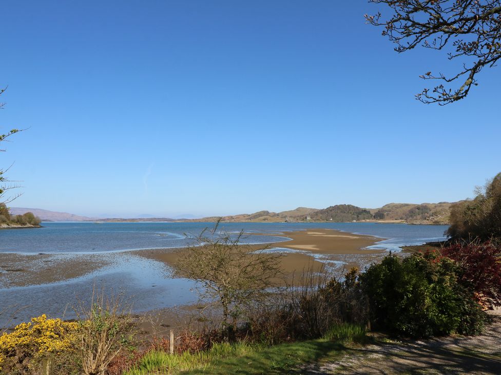 A view of a riverbank and shore at Seaview-Barsloisnach Cottage Kilmartin