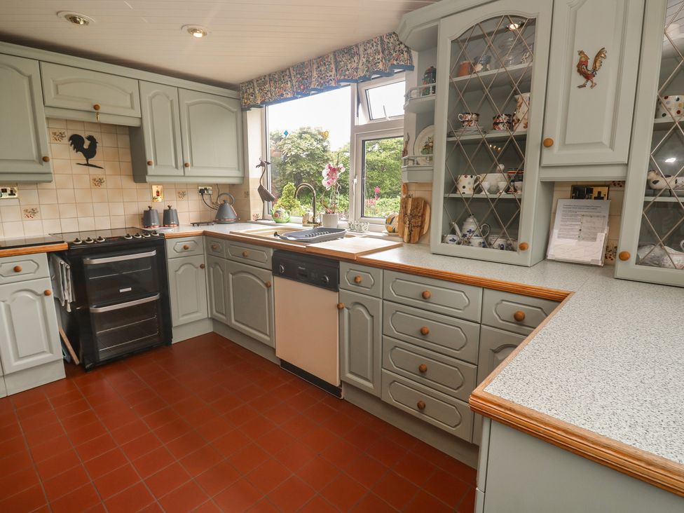 A kitchen with cabinets and appliances at Woolly Welcome in Goldsithney