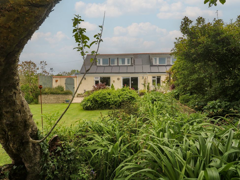 A house with garden and trees at Woolly Welcome in Goldsithney