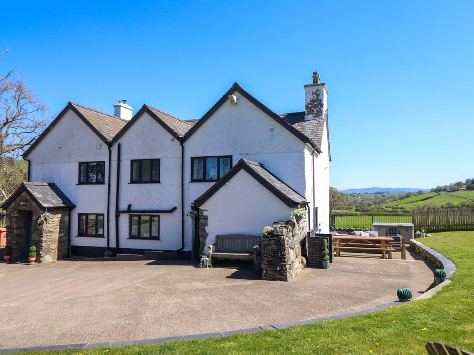A house with a driveway and seating area at Cefn Nannau Ty-nant near Cerrigydrudion