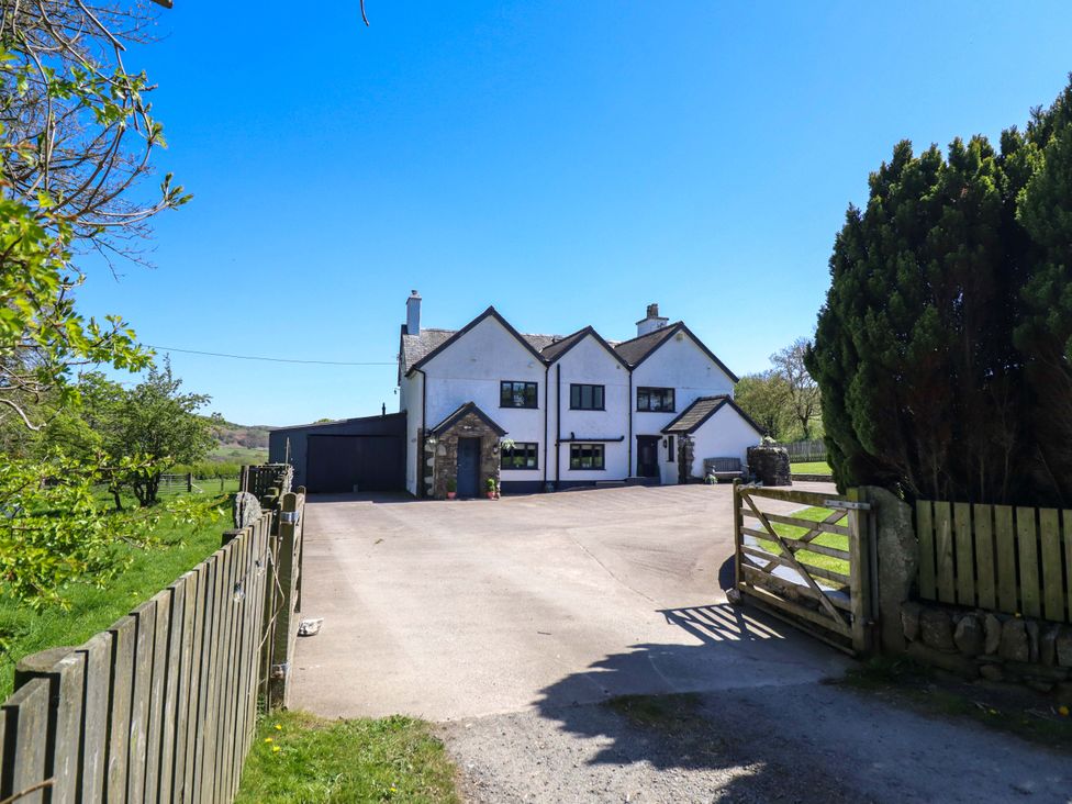A house with a driveway and gate at Cefn Nannau Ty-nant near Cerrigydrudion