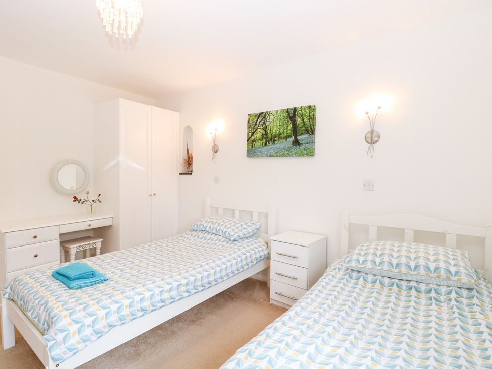 A bedroom with two single beds and a desk at Lowbrook Cottage Dickleburgh near Diss