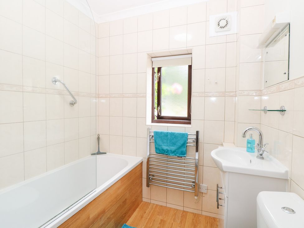 A bathroom with a bath tub and sink at Lowbrook Cottage Dickleburgh near Diss