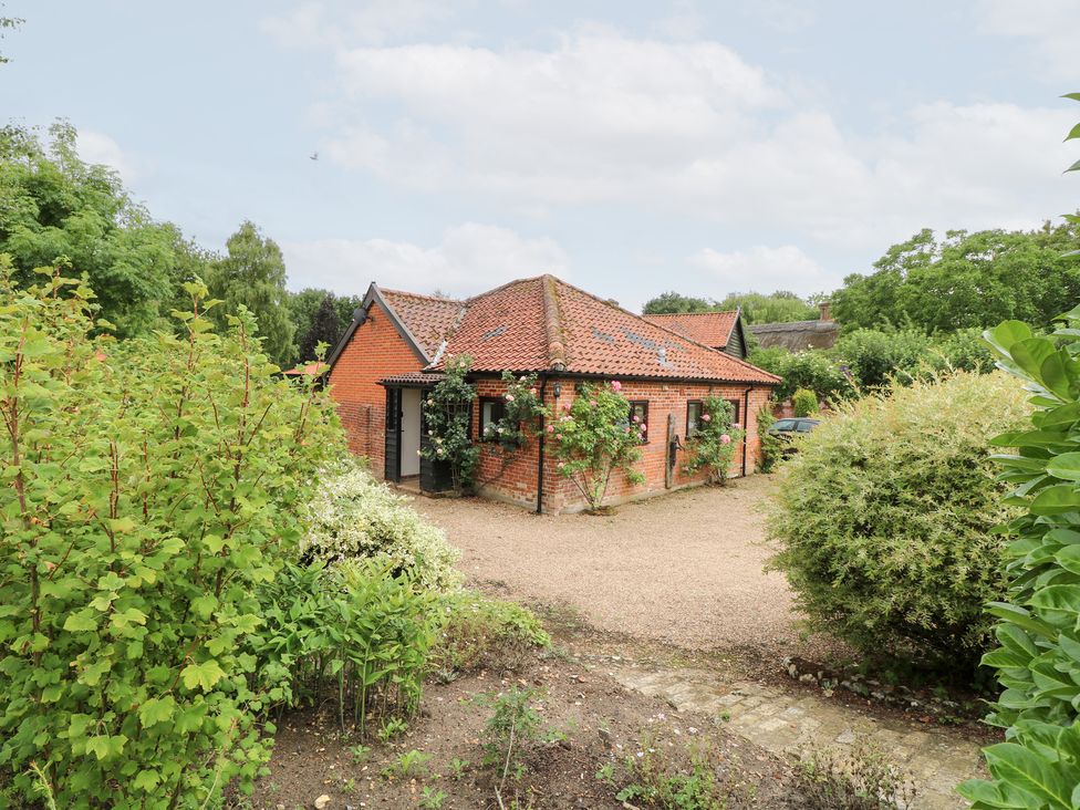 A house with a garden and gravel driveway at Lowbrook Cottage in Dickleburgh near Diss