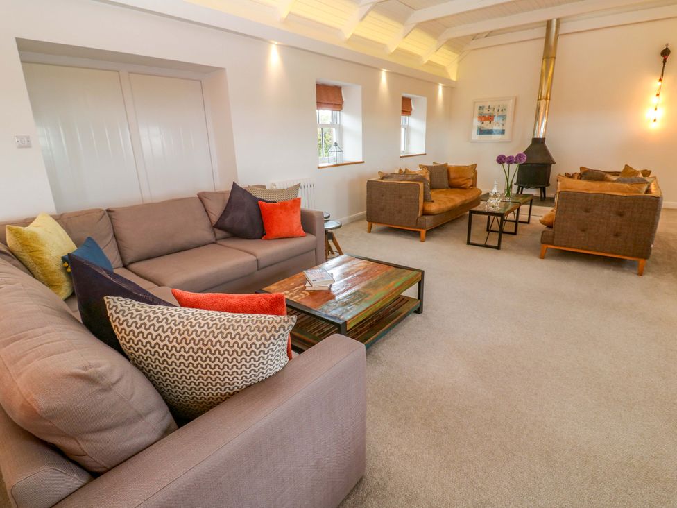 A living room with sofas and coffee table at Silvermine House in Charlestown