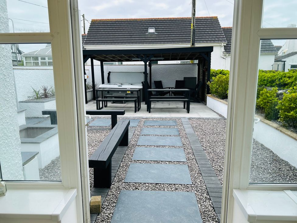 A garden with a seating area and hot tub at Trearddur View in Treaddur Bay