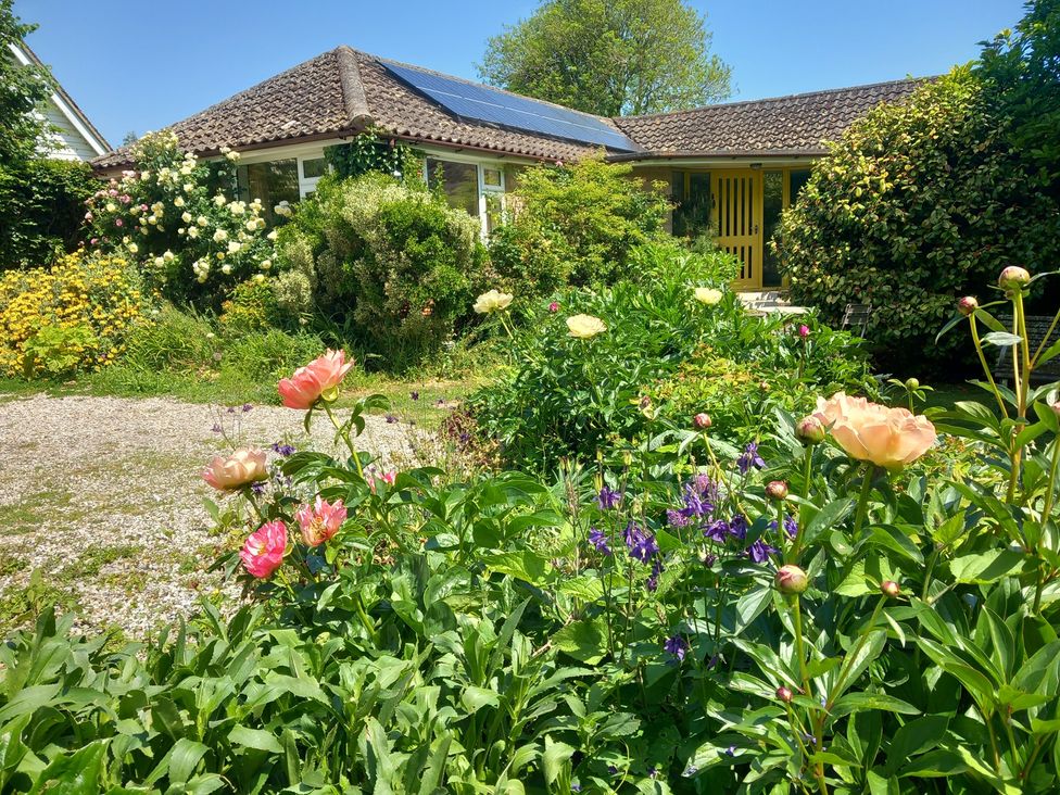 A house with a garden and flowers at Little Yaffle in Martin near St Margarets at Cliffe