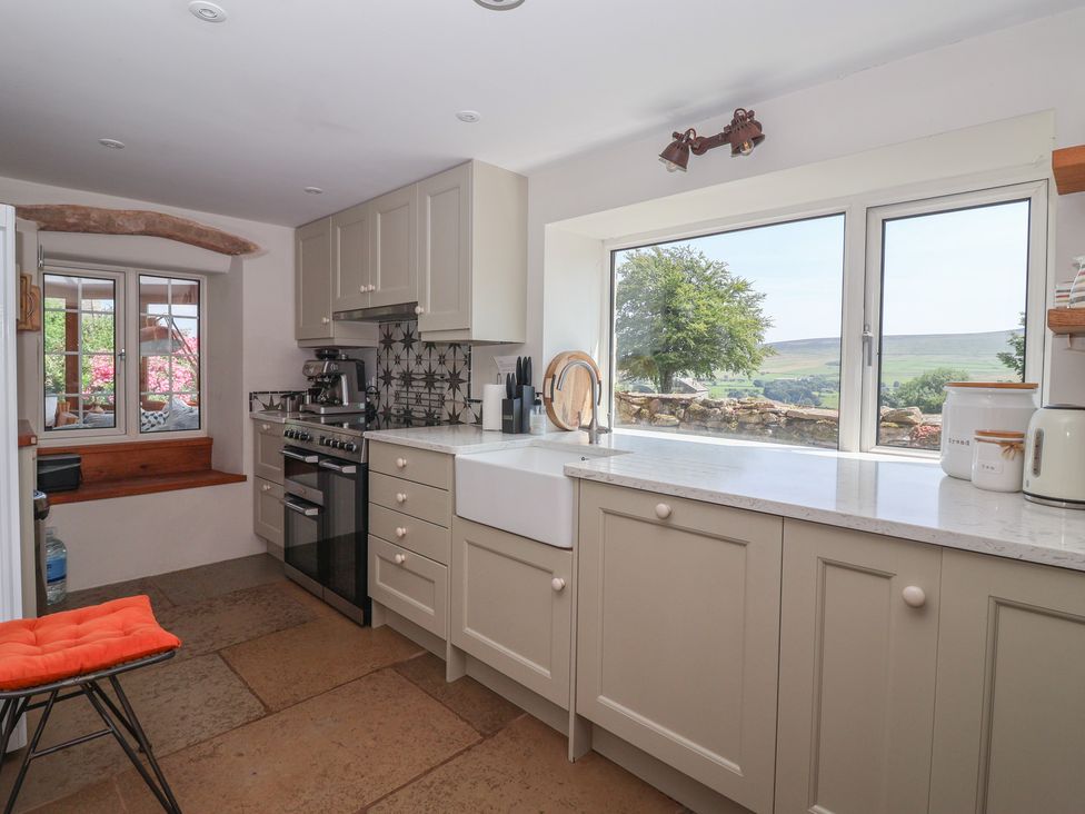 A kitchen with cabinets and appliances at Lyndhurst in Carlton-in-Coverdale, near Leyburn