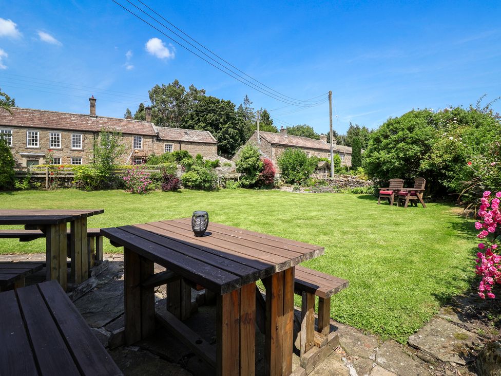 A garden with tables and benches at Lyndhurst in Carlton-in-Coverdale, near Leyburn