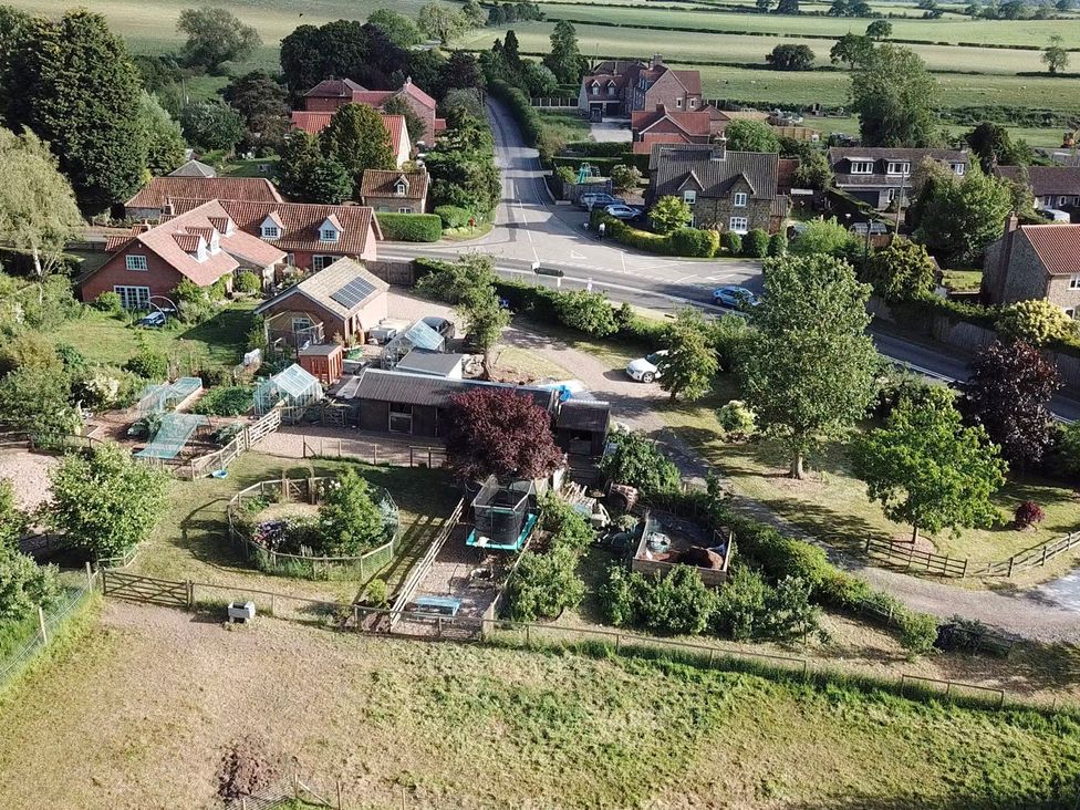 An aerial view of houses and gardens near a road at Gables Cottage in Market Rasen