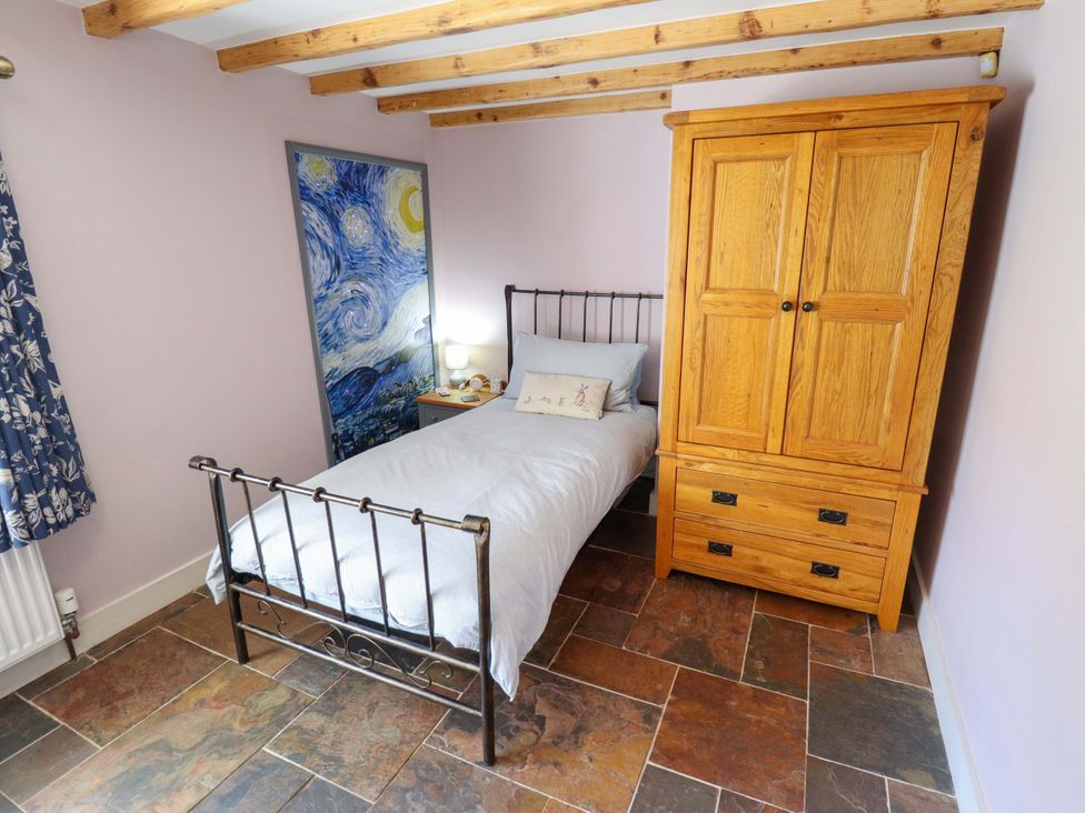 A bedroom with a single bed and wardrobe at Gables Cottage in Market Rasen