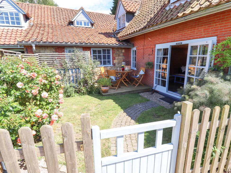 A garden with seating area at Gables Cottage in Market Rasen