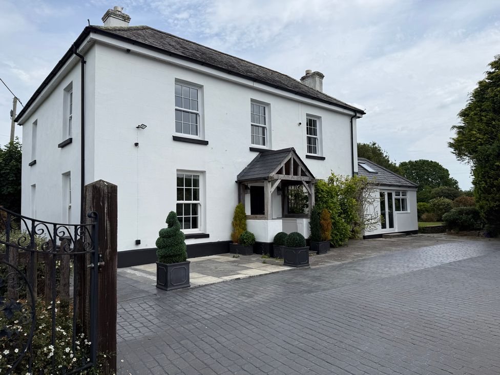 A house with garden and pathway at Penlaurel Launceston